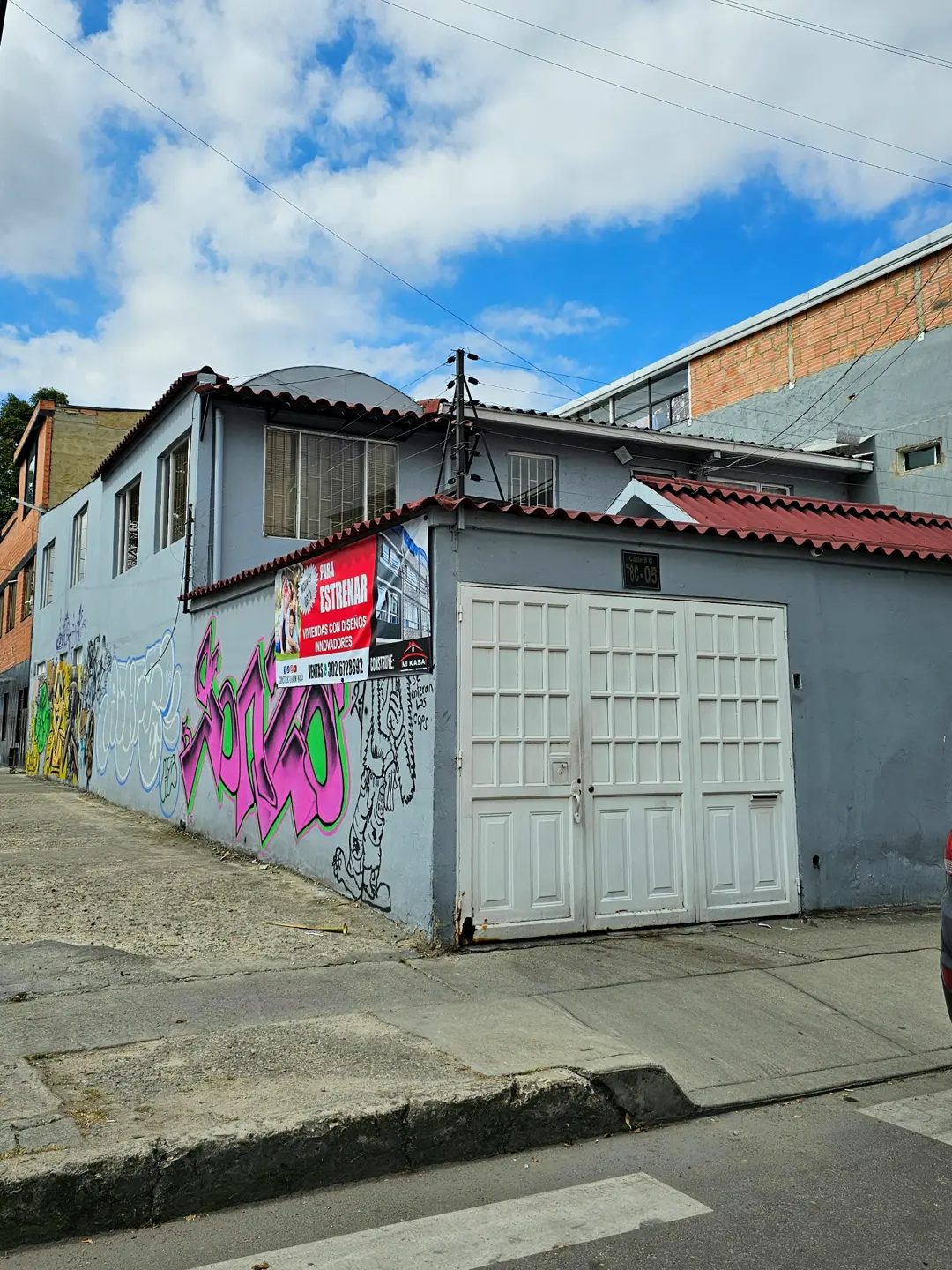 Antes: casa antigua de un piso con garaje en la esquina del lote de Castilla, febrero de 2025