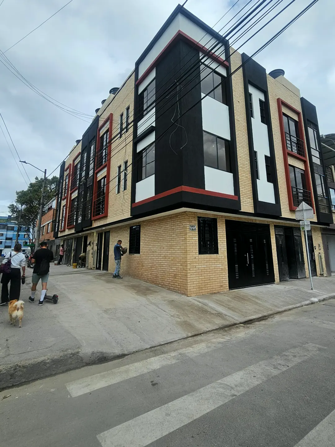 Después: edificio de casas rentables de cuatro pisos terminado en la misma esquina de Castilla, julio de 2026