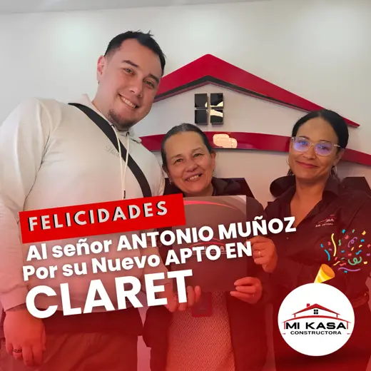 Antonio Muñoz recibiendo las llaves de su apartamento en claret con Mi Kasa