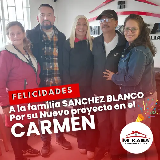 Familia Sánchez Blanco recibiendo las llaves de su vivienda en el carmen con Mi Kasa