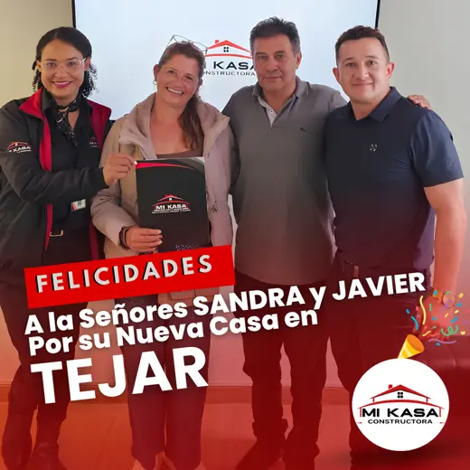 Sandra y Javier recibiendo las llaves de su casa en tejar con Mi Kasa