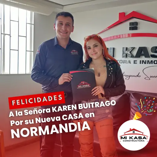 Karen Buitrago recibiendo las llaves de su casa en normandía con Mi Kasa