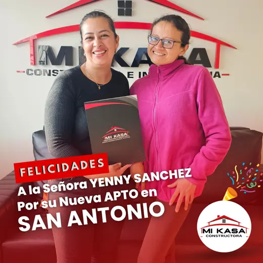Yenny Sánchez recibiendo las llaves de su apartamento en san antonio con Mi Kasa